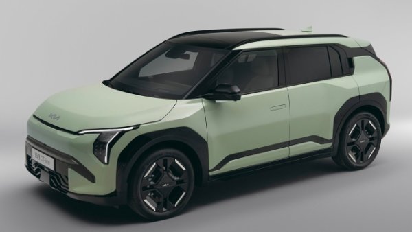 Kia запази най-чаканата новина за автомобилното изложение в Париж, където ЕV3 ще има първи  контакт с публиката. При 430 см дължина колата има външен вид на компактен SUV, който предлага широко място и 460 литра капацитет в багажника. Впечатлява с до 560 км автономност благодарение на по-голяма 81,4 kWh батерия. 

Има и вариант до 410 км с 58,3 kWh батерия. Нивото на мощност е уникално - 204 к.с., което гарантира ускорение от 0 до 100 км/ч за 7,5 секунди и максимална скорост, автоматично ограничена на 170 км/ч.